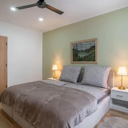 Charming 2-bedroom In The Wider Center Of Apartment *