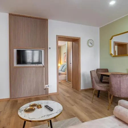 Charming 2-bedroom In The Wider Center Of Братислава