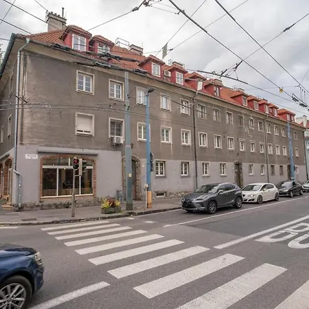 アパート Charming 2-bedroom In The Wider Center Of *